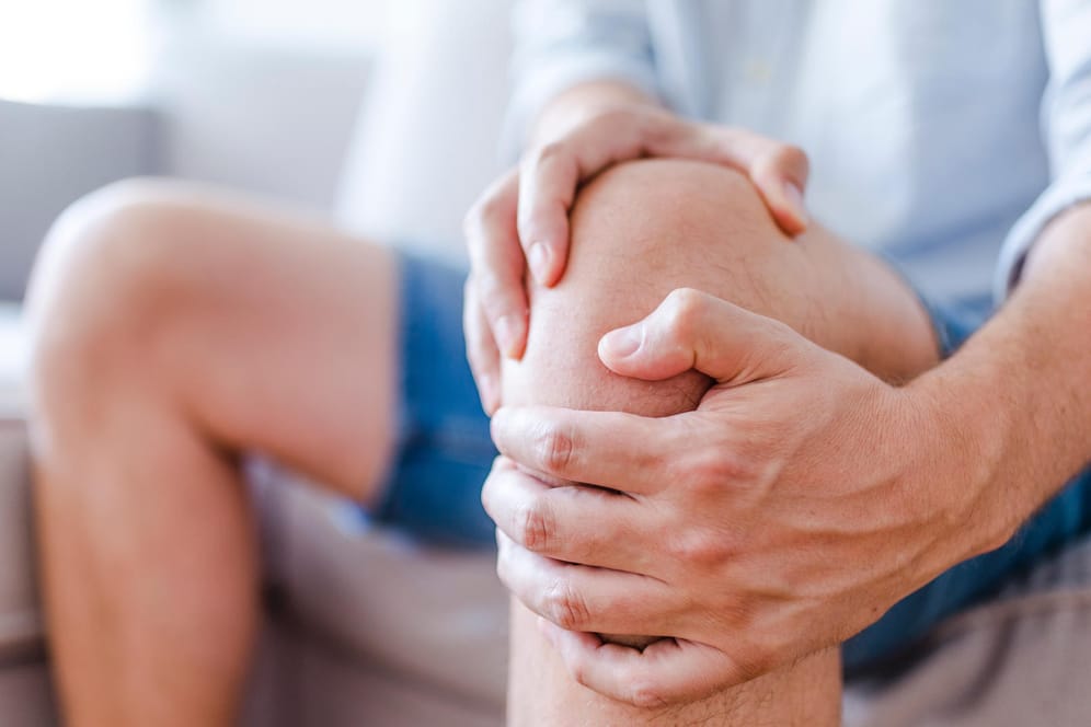 Mann mit Knieschmerzen: Arthrose kommt häufig in Knie- oder Hüftgelenk vor.