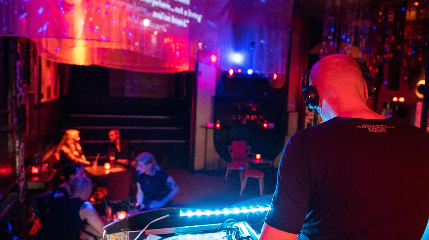 Ein DJ mit Mundschutz legt im Duncker Club in Berlin-Prenzlauer Berg auf (Archivbild): Geimpften und Genesenen darf es laut einer Gerichtsentscheidung nicht verboten werden, in Innenräumen zu tanzen.