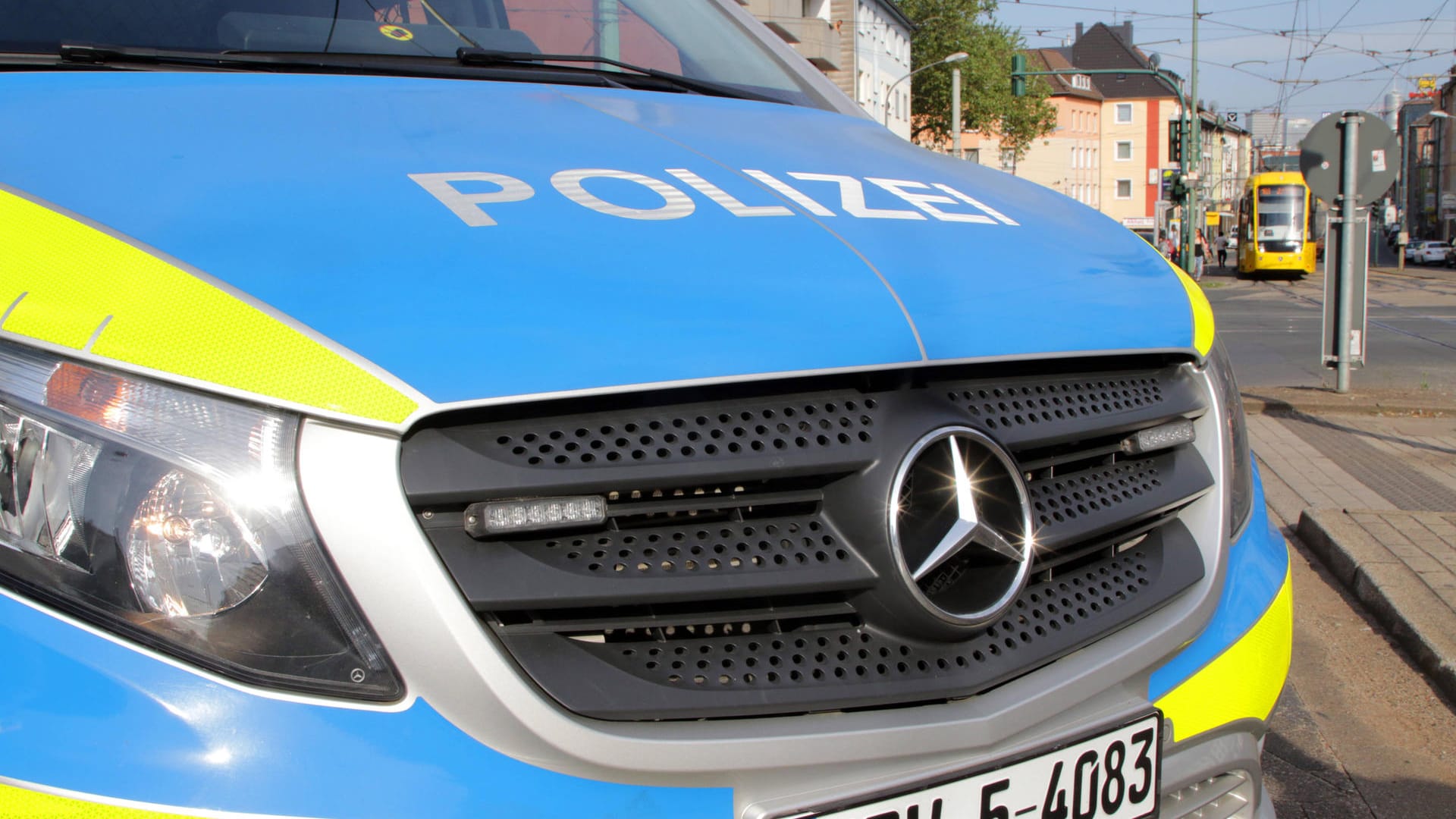 Ein Streifenwagen der Polizei in Essen (Symbolbild): Die Beamten suchen mit einer Beschreibung nach einem Tankstellenräuber. Ein Streifenwagen der Polizei in Essen (Symbolbild): Die Beamten suchen mit einer Beschreibung nach einem Tankstellenräuber.