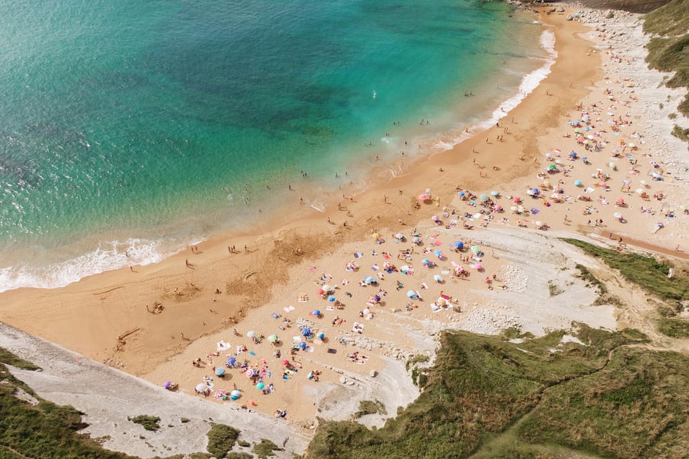 Strand in Spanien: Deutsche, die in Spanien Urlaub machen wollen, benötigen nun einen negativen Coronatest – es sei denn, sie sind geimpft oder genesen.