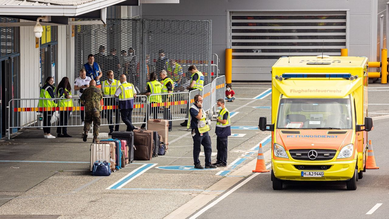 Taschen und Koffer stehen auf dem Gelände vom Flughafen Hannover-Langenhagen neben einem Rettungswagen. Taschen und Koffer stehen auf dem Gelände vom Flughafen Hannover-Langenhagen neben einem Rettungswagen.