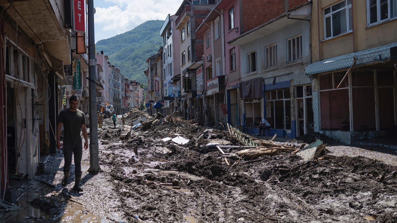 Zerstörte Straßen und Häuser in der Schwarzmeerregion: Einsatzkräfte suchen mit Spürhunden nach Vermissten.
