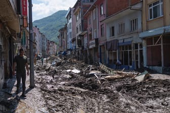 Zerstörte Straßen und Häuser in der Schwarzmeerregion: Einsatzkräfte suchen mit Spürhunden nach Vermissten.