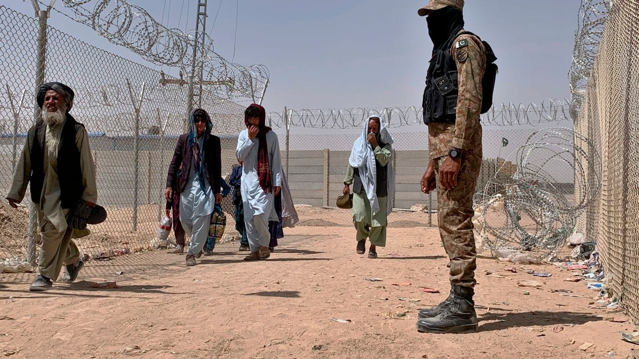 Ein pakistanischer Soldat steht Wache, während Menschen aus Afghanistan über einen Grenzübergang in Chaman nach Pakistan einreisen. Ein pakistanischer Soldat steht Wache, während Menschen aus Afghanistan über einen Grenzübergang in Chaman nach Pakistan einreisen.