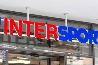 Intersport-Sportartikelshop: Der Geschäftsführer des Unternehmens klagt über steigende Lieferkosten.