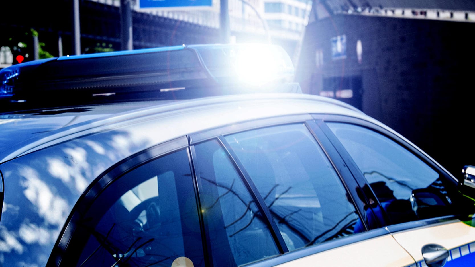 Ein Einsatzfahrzeug der Polizei Hamburg (Symbolbild): Mehrere Streifenwagenbesatzungen mussten einem Kollegen in Hamburg zur Hilfe eilen, der von Kindern attackiert worden ist. Ein Einsatzfahrzeug der Polizei Hamburg (Symbolbild): Mehrere Streifenwagenbesatzungen mussten einem Kollegen in Hamburg zur Hilfe eilen, der von Kindern attackiert worden ist.