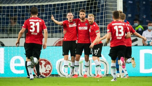 Der eingewechselte Hendrik Weydandt (M) schoss Hannover gegen Heidenheim zum Sieg. Der eingewechselte Hendrik Weydandt (M) schoss Hannover gegen Heidenheim zum Sieg.