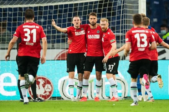Der eingewechselte Hendrik Weydandt (M) schoss Hannover gegen Heidenheim zum Sieg.