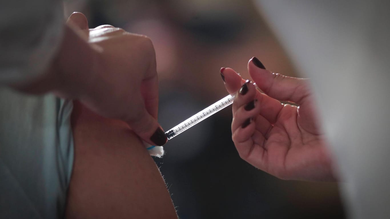Mit einer Spritze wird in Rio de Janeiro Impfstoff in den Arm gegeben (Archivbild). Ein Mann hat es jetzt mit den Impfungen etwas übertrieben.