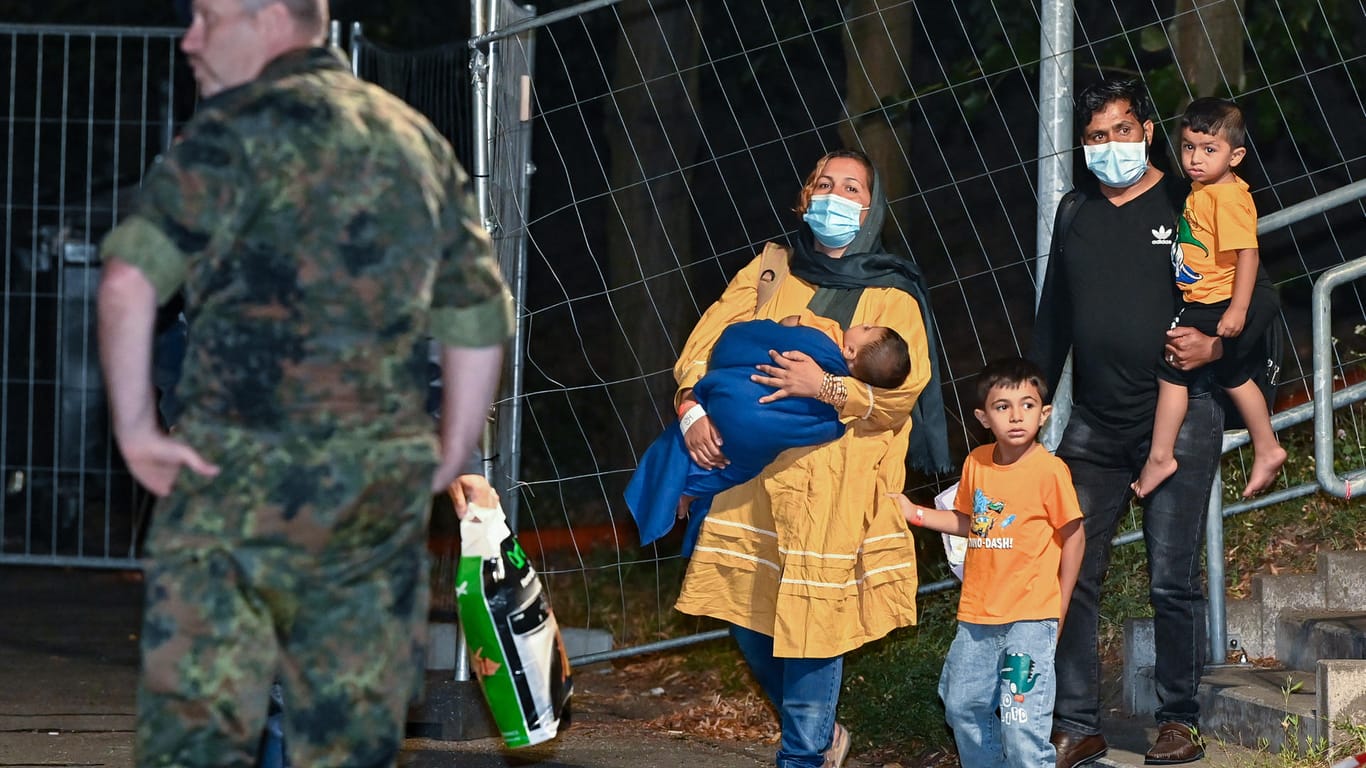 Eine Familie aus Afghanistan kommt am Samstag sicher in Brandenburg an. Volljährige Kinder fallen derzeit nicht unter die Evakuierungsprioritäten.
