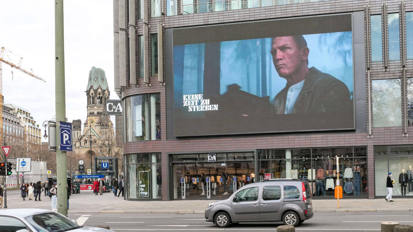 Eine Leinwand wirbt in Berlin für den neuen James-Bond-Film (Archivbild). Jetzt steht der Premieren-Termin fest.