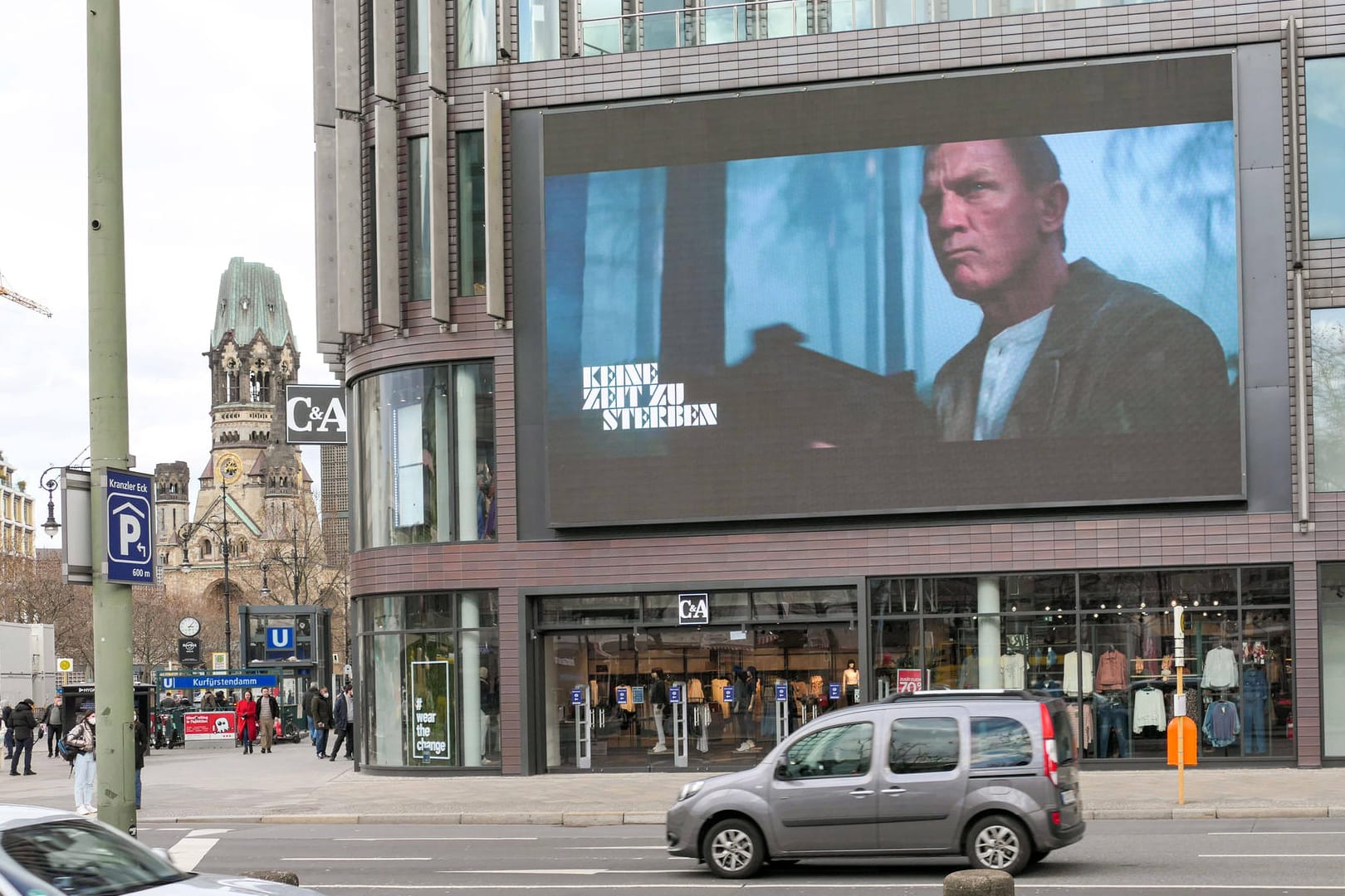 Eine Leinwand wirbt in Berlin für den neuen James-Bond-Film (Archivbild). Jetzt steht der Premieren-Termin fest.