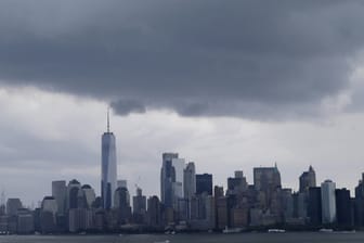 Dunkle Wolken über New York (Archivbild). Der Sturm Henri könnte auch die amerikanische Metropole treffen.