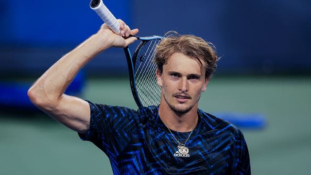 Alexander Zverev bedankt sich bei den Fans nach seinem Sieg gegen den Norweger Casper Ruud.