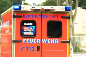 Ein Rettungsdienst der Feuerwehr Hamburg (Archivbild): In Hamburg-Veddel sind neun Menschen durch ausgetretenes Pestizid verletzt worden.