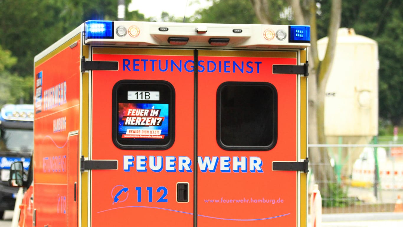 Ein Rettungsdienst der Feuerwehr Hamburg (Archivbild): In Hamburg-Veddel sind neun Menschen durch ausgetretenes Pestizid verletzt worden.