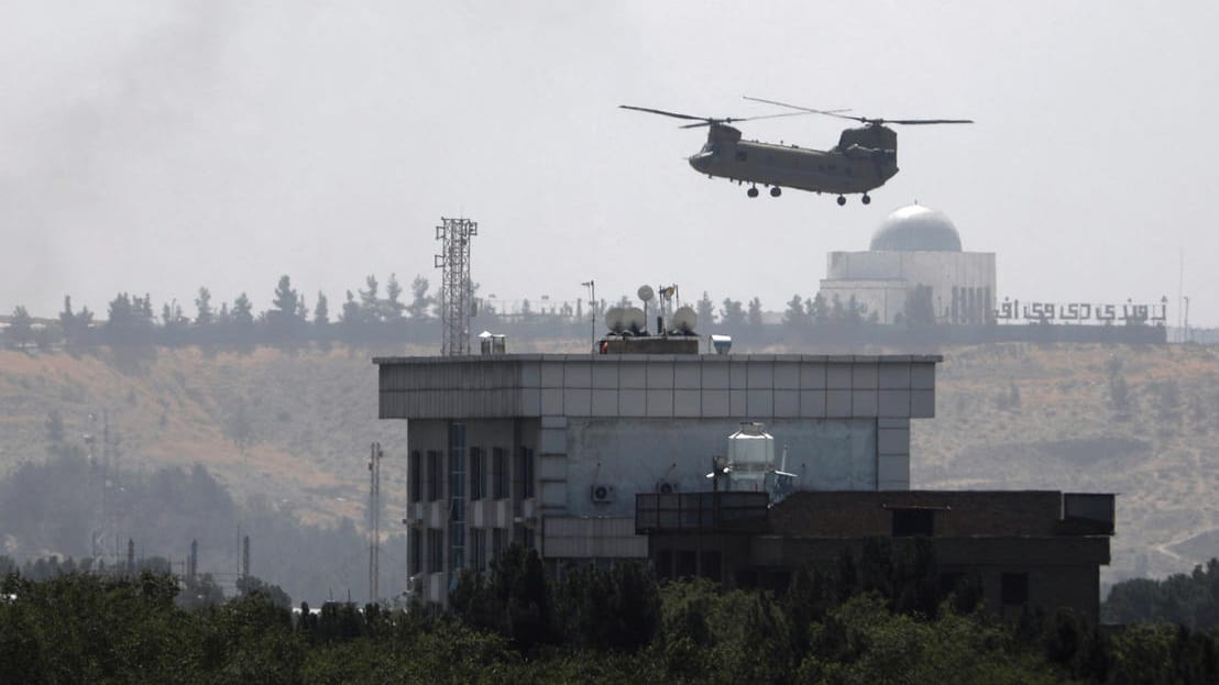 Ein Chinook-Hubschrauber des US-Militärs fliegt über Kabul (Symbolbilld): Die USA haben 170 Bürger von einem Hoteldach gerettet.