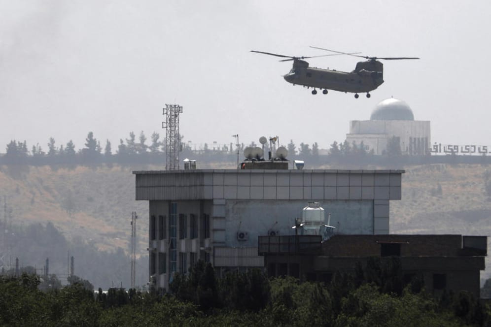 Ein Chinook-Hubschrauber des US-Militärs fliegt über Kabul (Symbolbilld): Die USA haben 170 Bürger von einem Hoteldach gerettet.