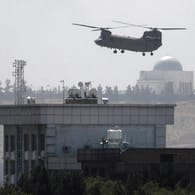Ein Chinook-Hubschrauber des US-Militärs fliegt über Kabul (Symbolbilld): Die USA haben 170 Bürger von einem Hoteldach gerettet.