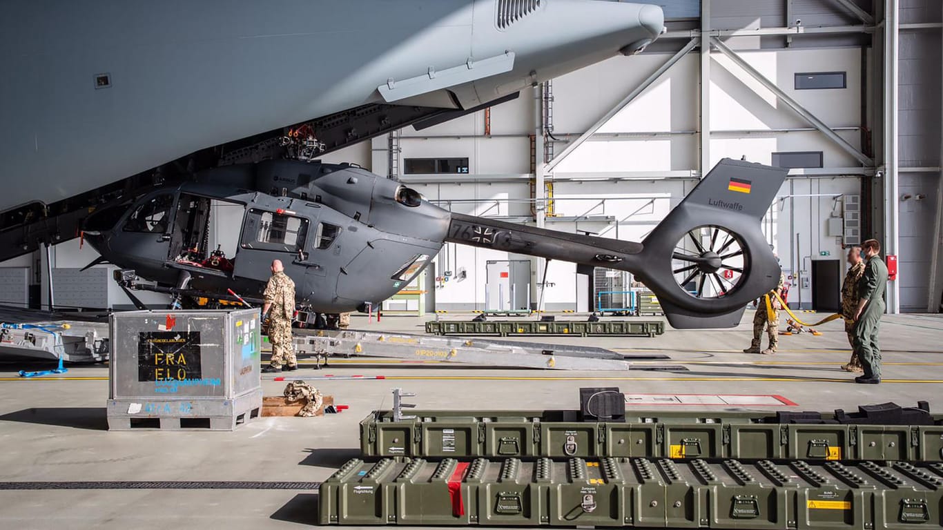 Ein Bundeswehr-Hubschrauber vom Typ H-145M wird in ein Transportflugzeug verladen: Die Hubschrauber sollen in Kabul für die Rettung einzelner Deutscher oder auch Ortskräfte eingesetzt werden.