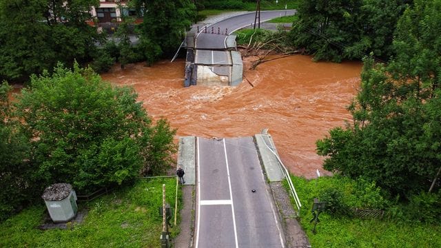 Beschädigte Brücke nach Unwetter in Rheinland-Pfalz Beschädigte Brücke nach Unwetter in Rheinland-Pfalz