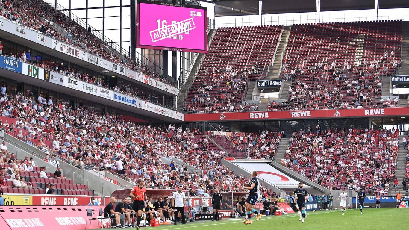Zuschauerränge beim Spiel 1. FC Köln gegen Hertha BSC im RheinEnergieStadion (Archivbild): Der Verein möchte Spiele zu gleichen Bedingungen ausrichten können wie Veranstalter ihre Konzerte.