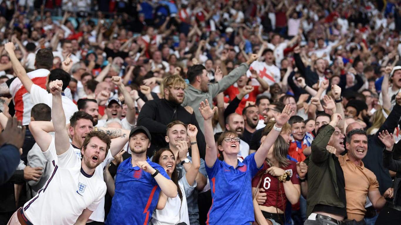 Englische Fans während des EM-Finals gegen Italien im Wembley-Stadion: Endspiel ohne Sicherheitsabstand hat sich zum Superspreader entwickelt.