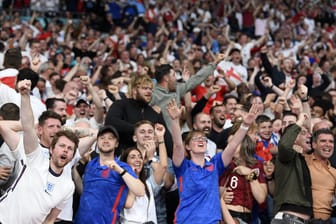 Englische Fans während des EM-Finals gegen Italien im Wembley-Stadion: Endspiel ohne Sicherheitsabstand hat sich zum Superspreader entwickelt.