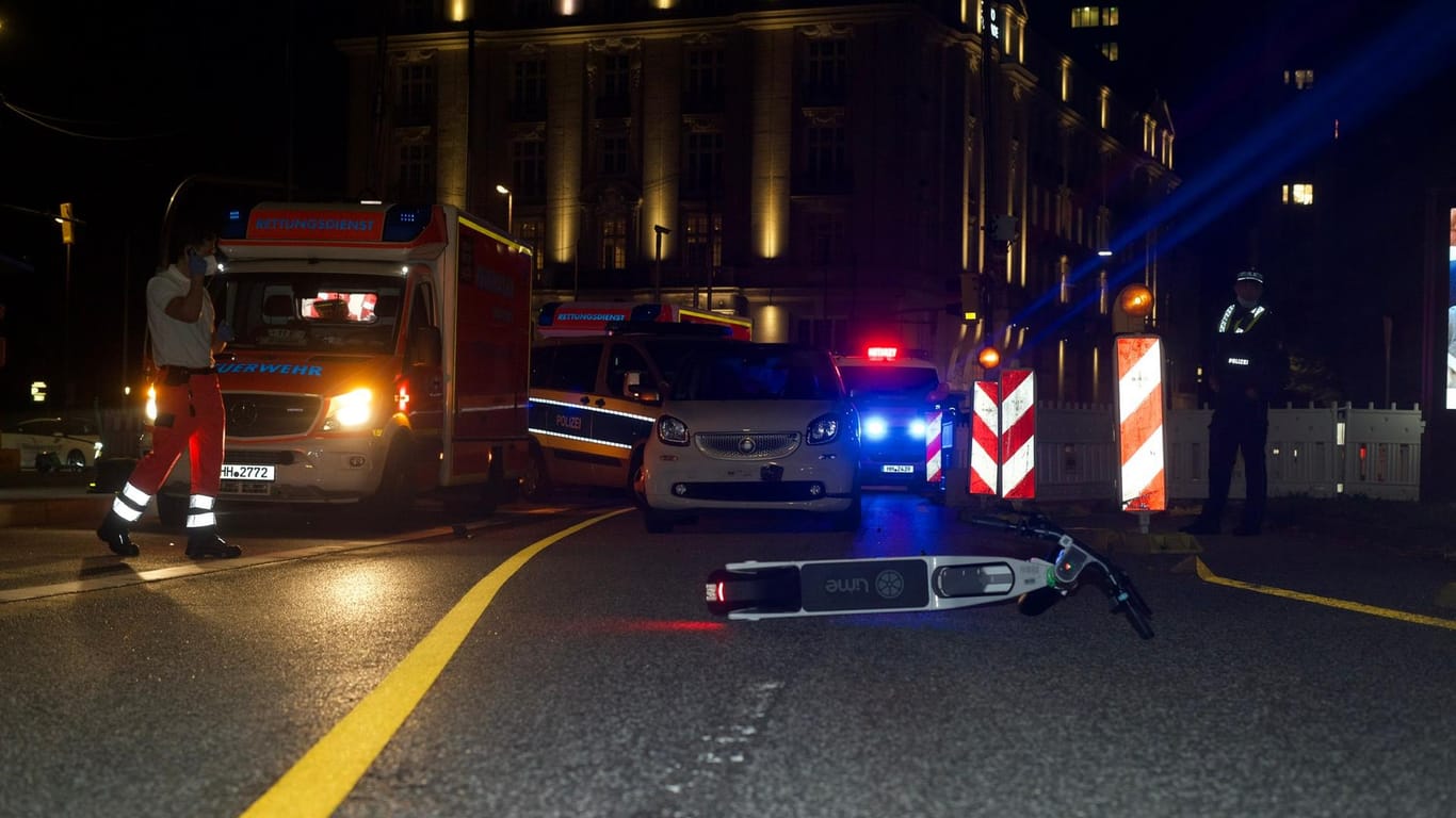 Ein Elektroroller liegt auf dem Asphalt: Bei einem Unfall in Hamburg ist ein Mann lebensgefährlich verletzt worden.