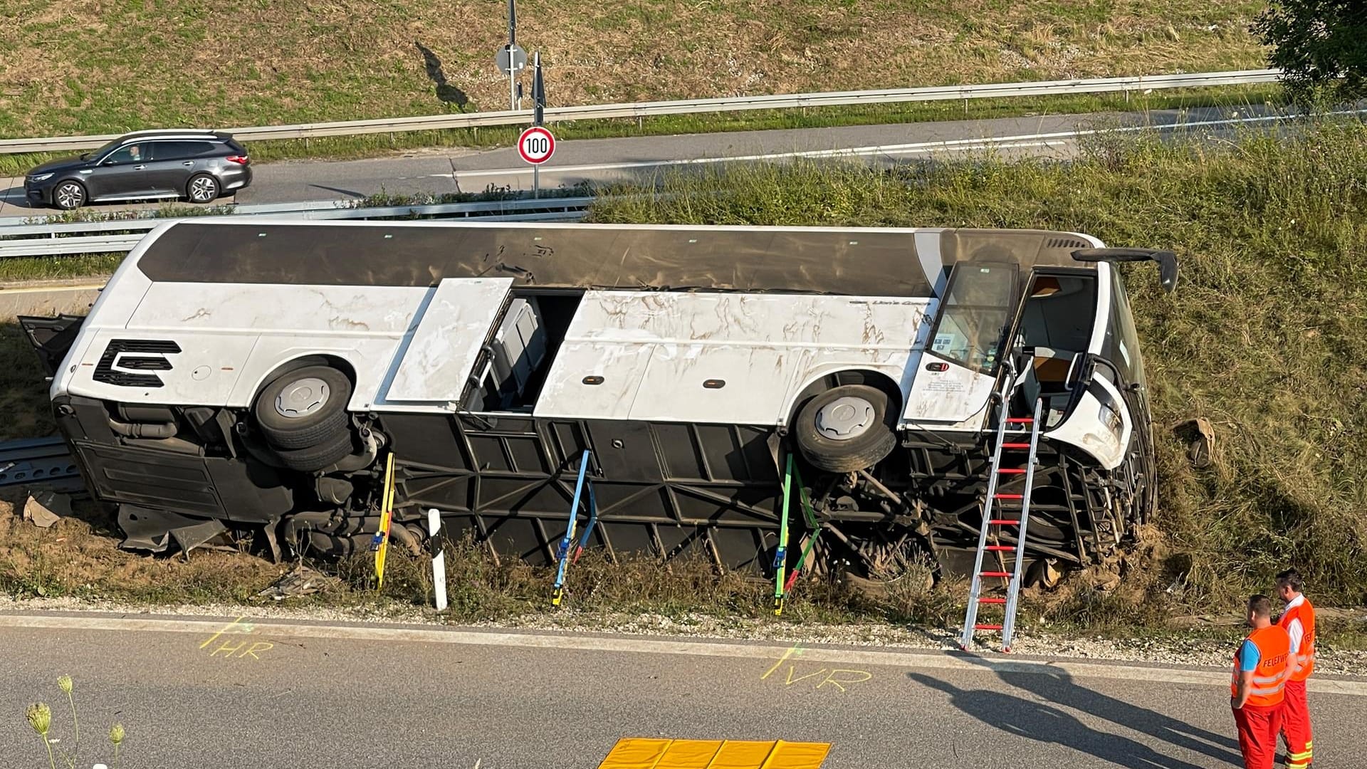 Unglück auf der Autobahn 93 in Niederbayern: Ein Reisebus ist auf der Fahrt Richtung Prag ohne Beteiligung anderer Fahrzeuge umgekippt. Unglück auf der Autobahn 93 in Niederbayern: Ein Reisebus ist auf der Fahrt Richtung Prag ohne Beteiligung anderer Fahrzeuge umgekippt.