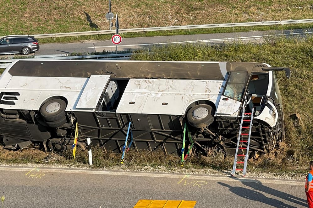 Unglück auf der Autobahn 93 in Niederbayern: Ein Reisebus ist auf der Fahrt Richtung Prag ohne Beteiligung anderer Fahrzeuge umgekippt.