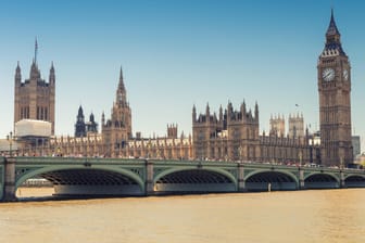 Blick auf das Londoner Parlament: Die Organisation "the3million" wirft der britischen Regierung mangelhaftes Datenmanagement und eine unangebrachte Art der Kommunikation vor.