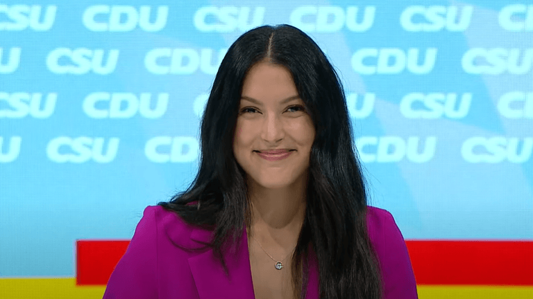 Rebecca Mir: Sie moderierte die Wahlkampfveranstaltung der CDU und CSU.