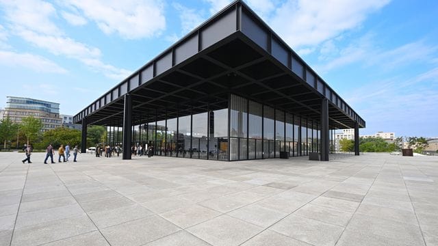 Die Neue Nationalgalerie, nach Plänen des Architekten Ludwig Mies van der Rohe erbaut und nun instandgesetzt. Die Neue Nationalgalerie, nach Plänen des Architekten Ludwig Mies van der Rohe erbaut und nun instandgesetzt.