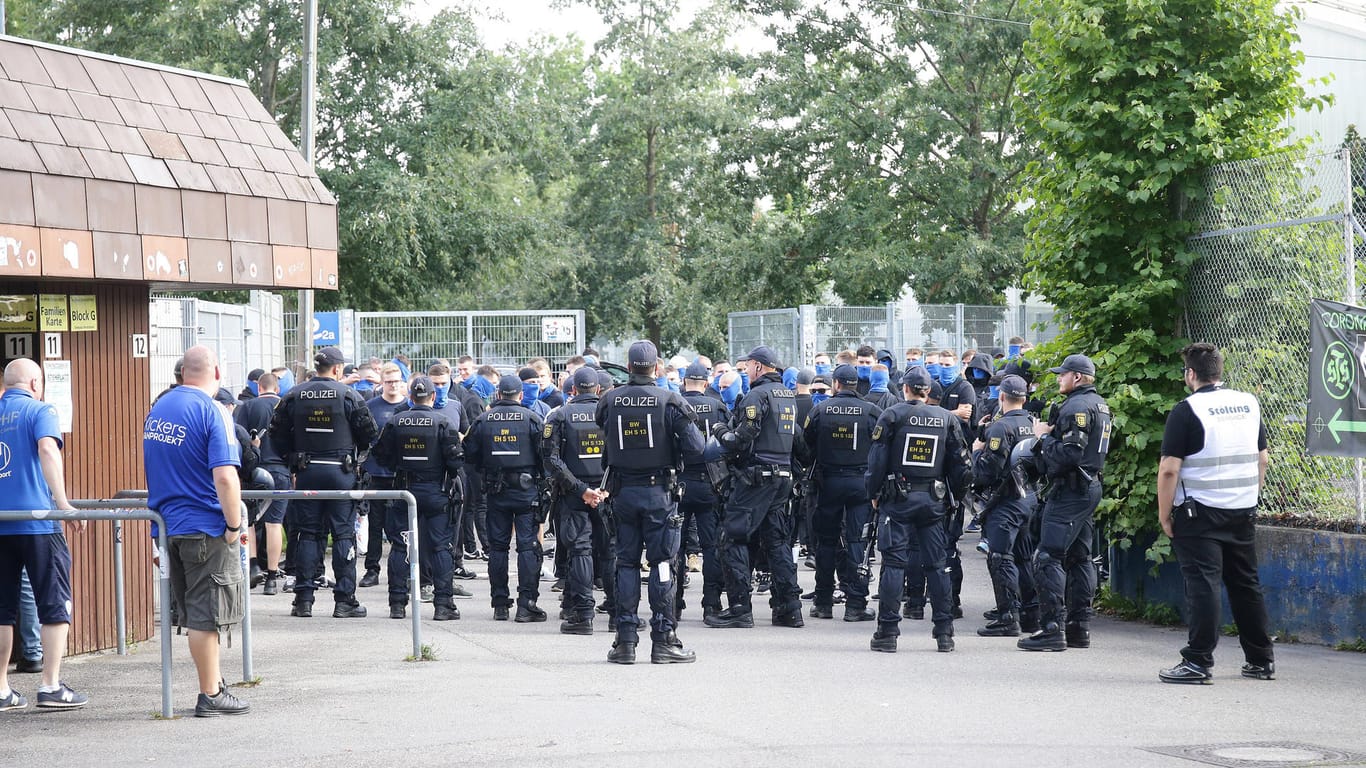 Polizisten beim Spiel der Stuttgarter Kickers gegen den SSV Reutlingen: Nach dem Spiel kam es zu Randalen in einem Lebensmittelmarkt.