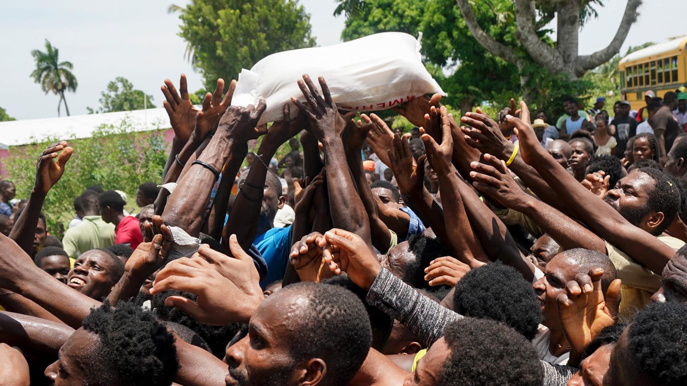 Einwohner in Haiti greifen nach einem Sack mit gespendetem Reis: Nach dem Erdbeben hat das Land Probleme, eine Grundversorgung sicherzustellen.