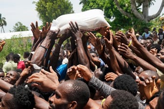 Einwohner in Haiti greifen nach einem Sack mit gespendetem Reis: Nach dem Erdbeben hat das Land Probleme, eine Grundversorgung sicherzustellen.