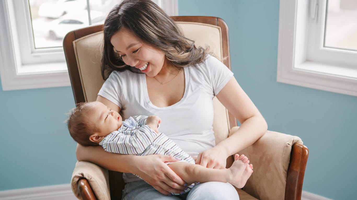 Eine Mutter mit ihrem Baby in China: Chinesische Paare dürfen sich nun offiziell auch über ein drittes Kind freuen.