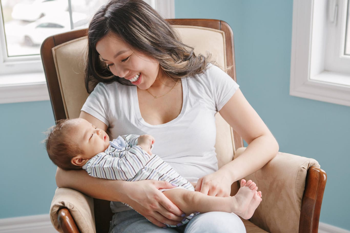 Eine Mutter mit ihrem Baby in China: Chinesische Paare dürfen sich nun offiziell auch über ein drittes Kind freuen.