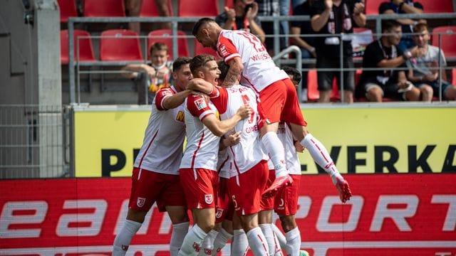 Jahn Regensburg setzte sich gegen Schalke durch und bleibt Überraschungs-Spitzenreiter der 2.