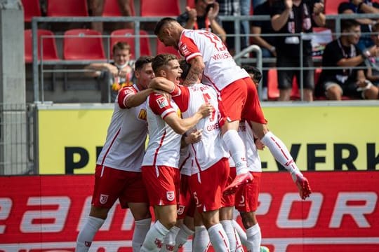 Jahn Regensburg setzte sich gegen Schalke durch und bleibt Überraschungs-Spitzenreiter der 2.