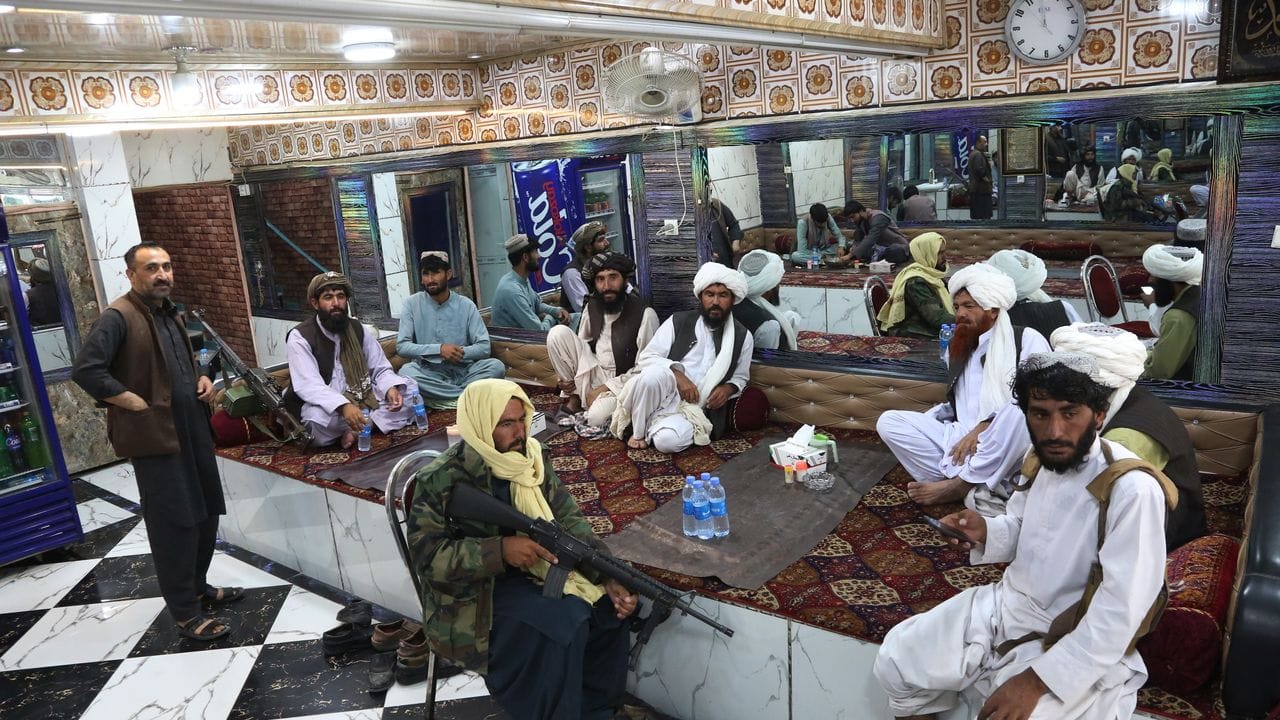 Taliban-Kämpfer warten in einem Restaurant in Kabul auf ihr Mittagessen.