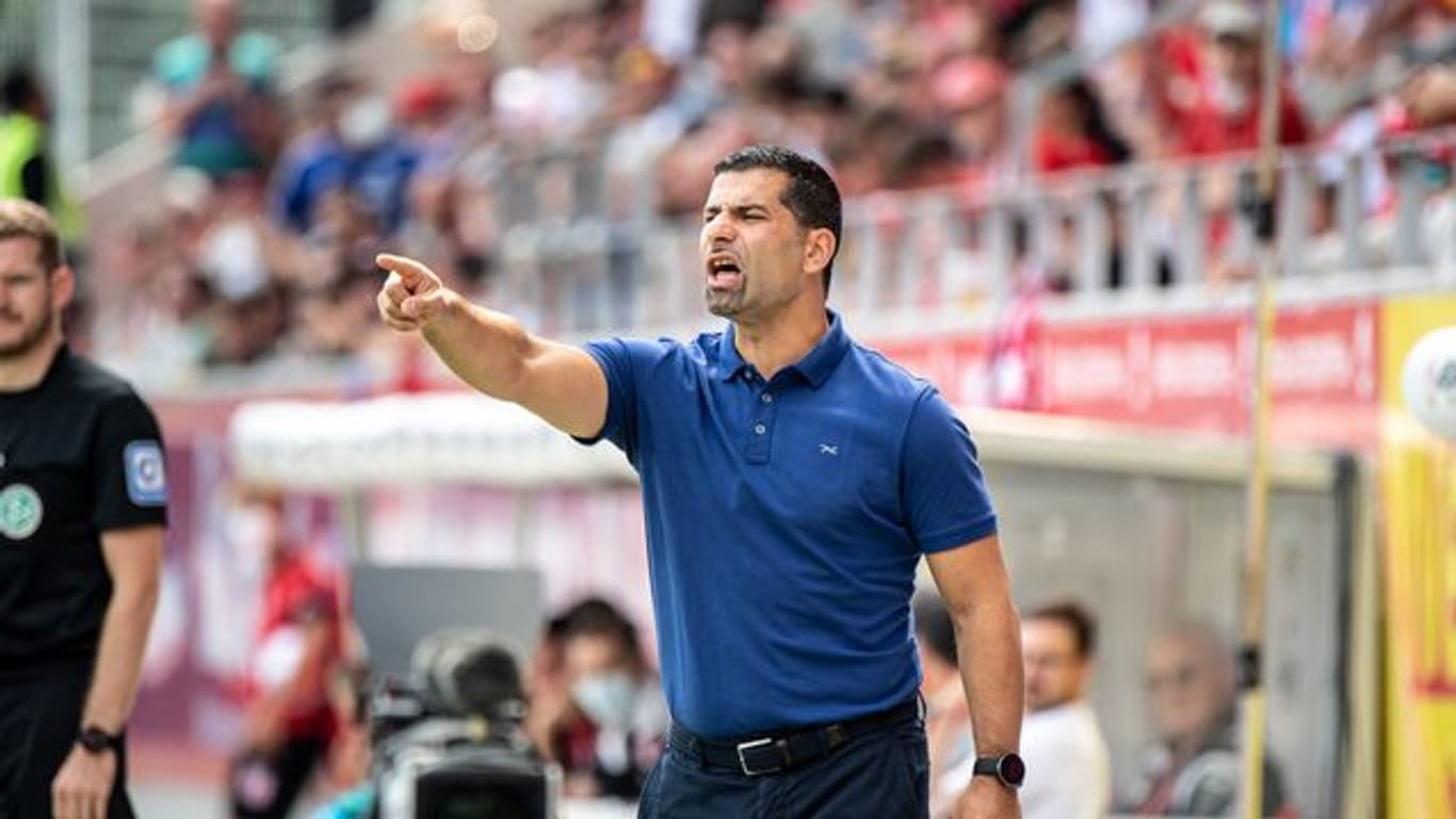 Trainer Dimitrios Grammozis war nach der klaren Schalker Niederlage angefressen.