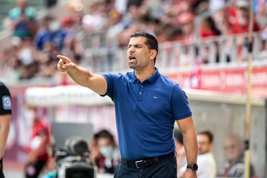 Trainer Dimitrios Grammozis war nach der klaren Schalker Niederlage angefressen.