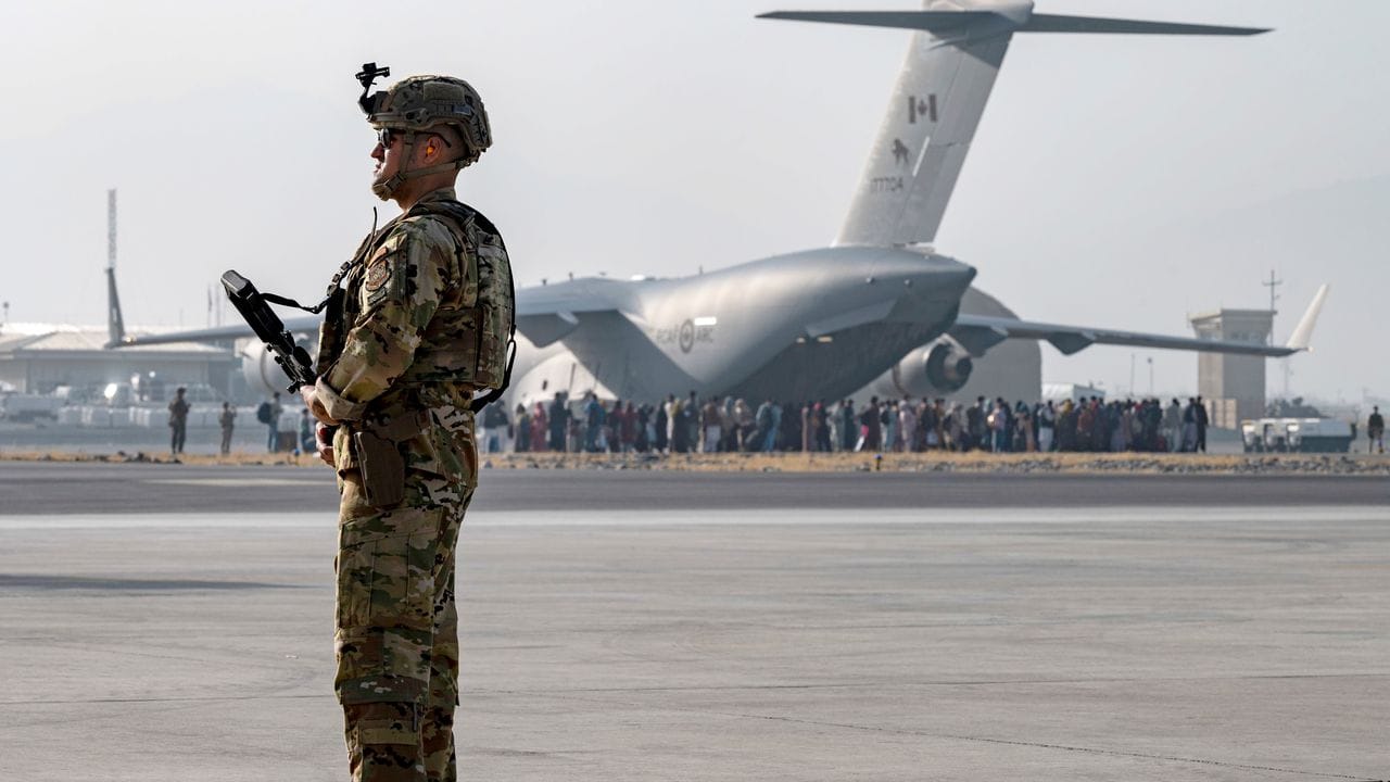 Ein Soldat der US-Luftwaffe steht auf dem Hamid Karzai International Airport in Kabul Wache.