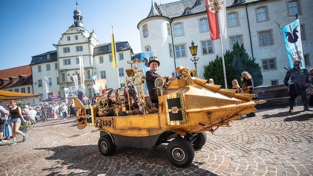 Im "Steam-Punk"-Stil: mit einem Fantasy-Fahrzeug durch Bad Mergentheim.