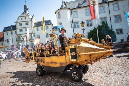 Im "Steam-Punk"-Stil: mit einem Fantasy-Fahrzeug durch Bad Mergentheim.