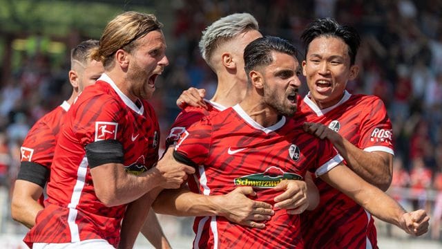 Der SC Freiburg setzte sich etwas überraschend gegen Borussia Dortmund durch. Der SC Freiburg setzte sich etwas überraschend gegen Borussia Dortmund durch.