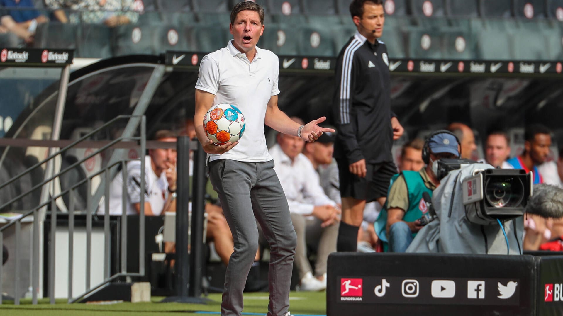 Oliver Glasner kam mit Frankfurt nicht über ein Remis gegen Augsburg hinaus.