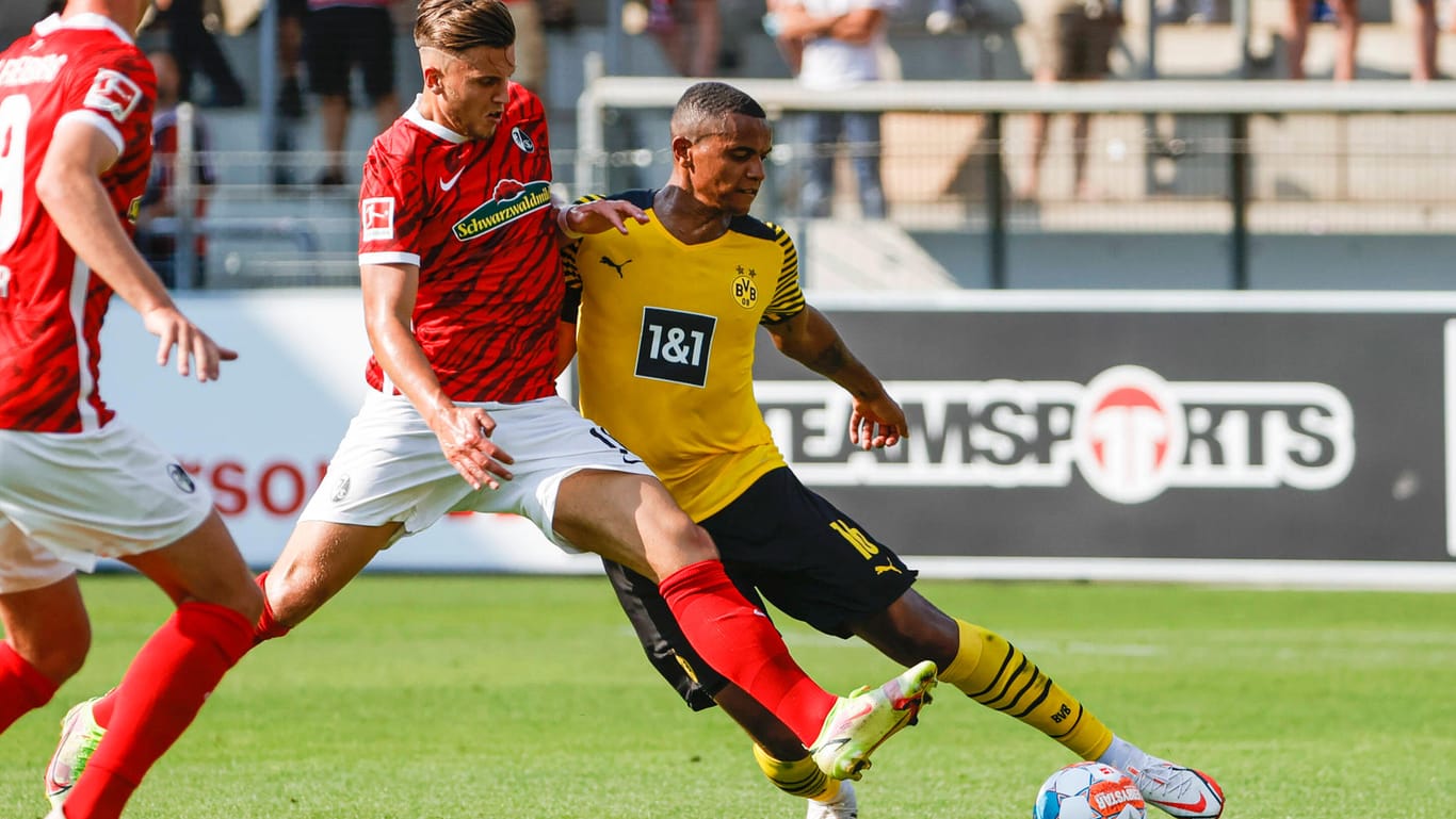 Dortmunds Akanji (r.) im Spiel gegen Freiburg: Auch der Schweizer konnte die BVB-Pleite nicht verhindern.